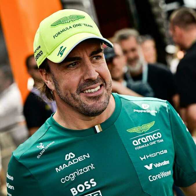 Fernando Alonso con la indumentaria de Aston Martin, marca BOSS (Reuters)