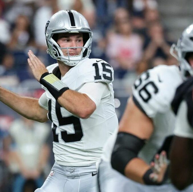 Fernando Mendoza lideró el ataque de los Raiders en la primera mitad (Fotografía: Reuters)
