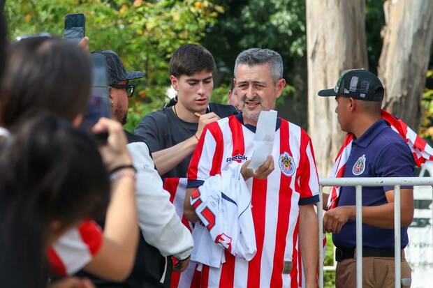 La Hormiga atendió a los aficionados tra salir de su última práctica con Chivas. (Foto: Farid Santos)