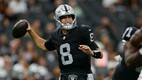 Kirk Cousins lanza el oviode durante el duelo de pretemporada de Raiders ante los Arizona Cardinals. FOTO: Reuters