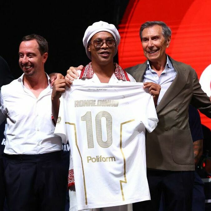 Ronaldinho fue presentado con su nuevo equipo (Fotografía: Reuters)