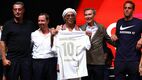 Ronaldinho fue presentado con su nuevo equipo (Fotografía: Reuters)