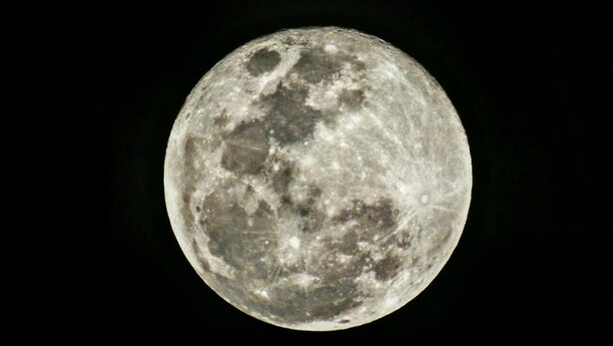 Sucede cuando la Luna está más cerca de la Tierra en su órbita.