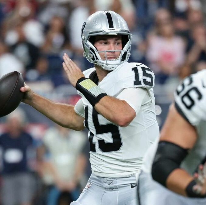 Fernando Mendoza lideró el ataque de los Raiders en la primera mitad (Fotografía: Reuters)