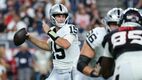Fernando Mendoza lideró el ataque de los Raiders en la primera mitad (Fotografía: Reuters)