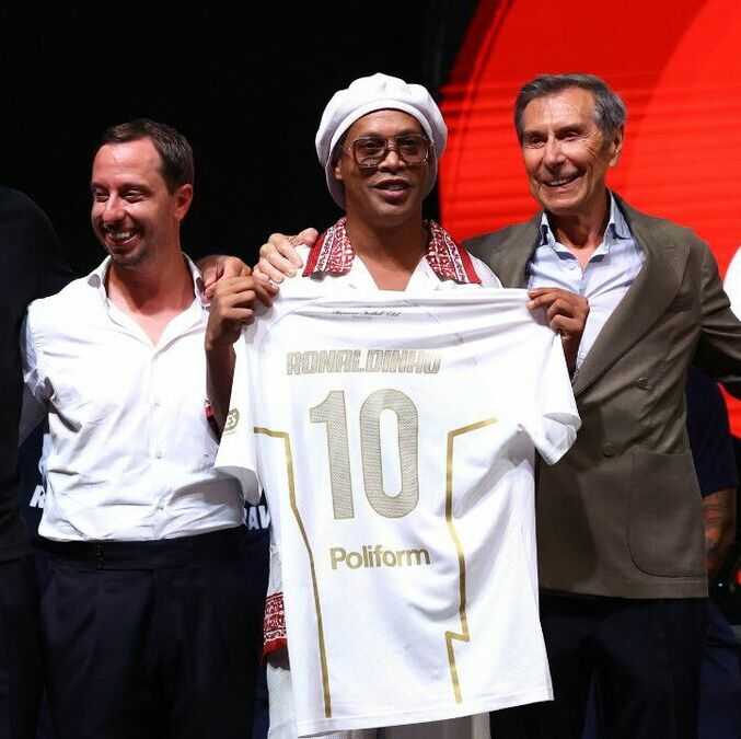 Ronaldinho fue presentado con su nuevo equipo (Fotografía: Reuters)