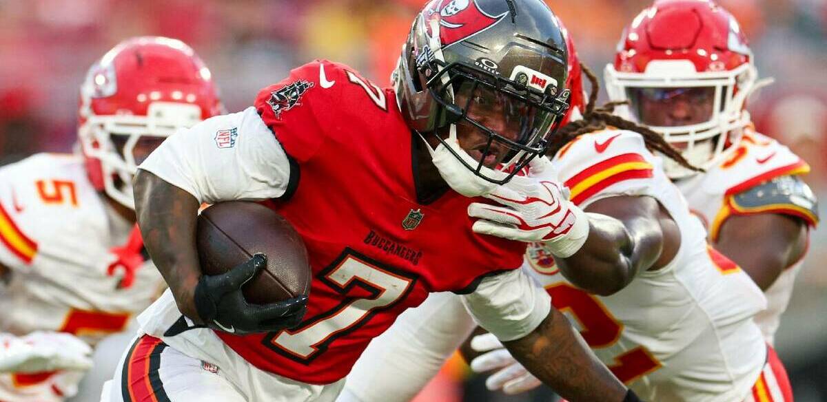Bucky Irving, corredor de los Buccaneers, acarreo el ovioide  en el duelo ante los Kansas City Chiefs. FOTO: Reuters
