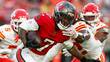 Bucky Irving, corredor de los Buccaneers, acarreo el ovioide en el duelo ante los Kansas City Chiefs. FOTO: Reuters