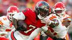 Bucky Irving, corredor de los Buccaneers, acarreo el ovioide en el duelo ante los Kansas City Chiefs. FOTO: Reuters