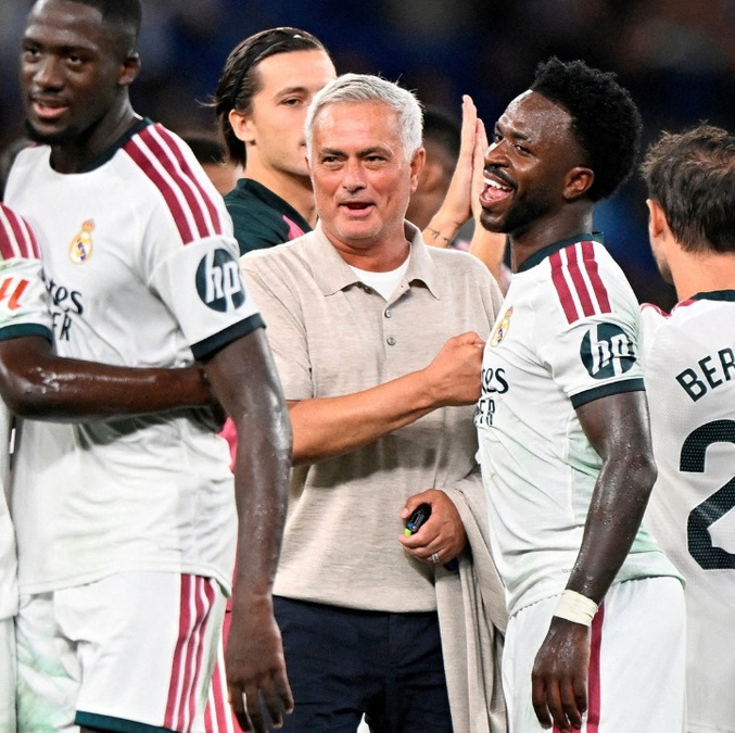 José Mourinho  y Vinícius Jr. (Reuters)