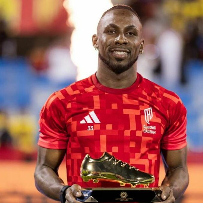 Julián Quiñones recibió la Bota de Oro de la Saudi Pro League (Fotografía: X @AlQadsiahEN)