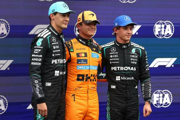 Los Mercedes buscarán remontar durante la carrera / Reuters