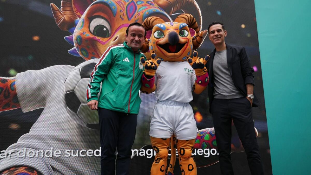 Mikel Arriola y Rafa Márquez celebran junto a 'Tlachi' (Fotografía: Cortesía FMF)
