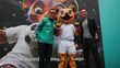 Mikel Arriola y Rafa Márquez celebran junto a 'Tlachi' (Fotografía: Cortesía FMF)