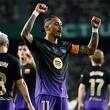 Raphinha estrenó el gafete de capitán con un gol (Reuters)