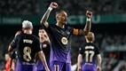Raphinha estrenó el gafete de capitán con un gol (Reuters)