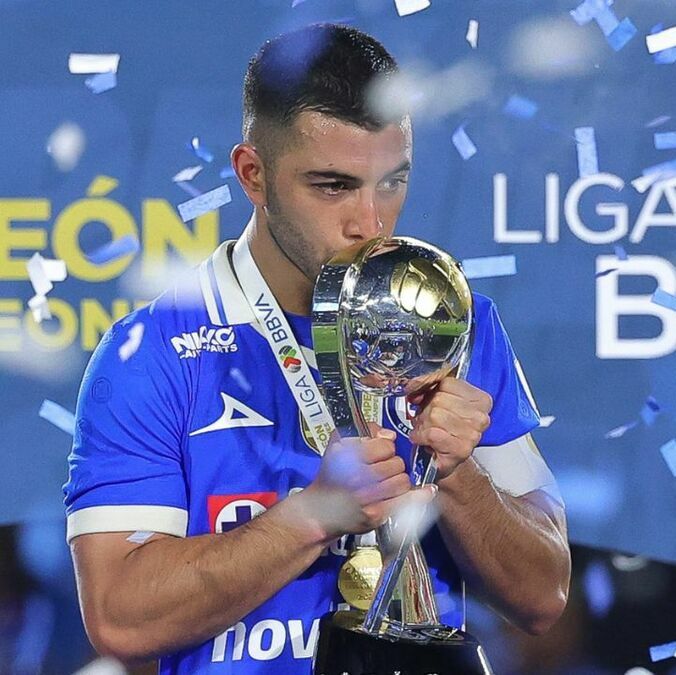 Erik Lira levantó el título con Cruz Azul (Fotografía: Imago 7)