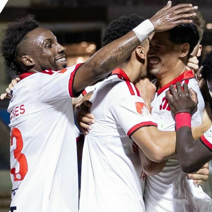 Julián Quiñones festeja junto con sus compañeros. (Foto: @Alqadsiah)