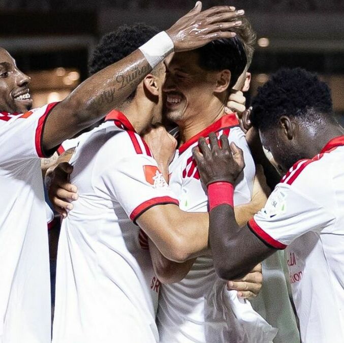 Julián Quiñones festeja junto con sus compañeros. (Foto: @Alqadsiah)