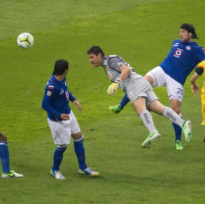 Moisés Muñoz remata de cabeza para anotar y cambiar el rumbo de la FInal del Clausura 2013. FOTO: Mexsport