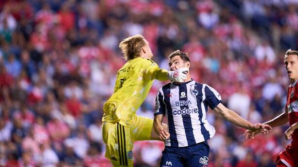 Chris Brady perdió la cabeza en pleno partido (Mexsport)