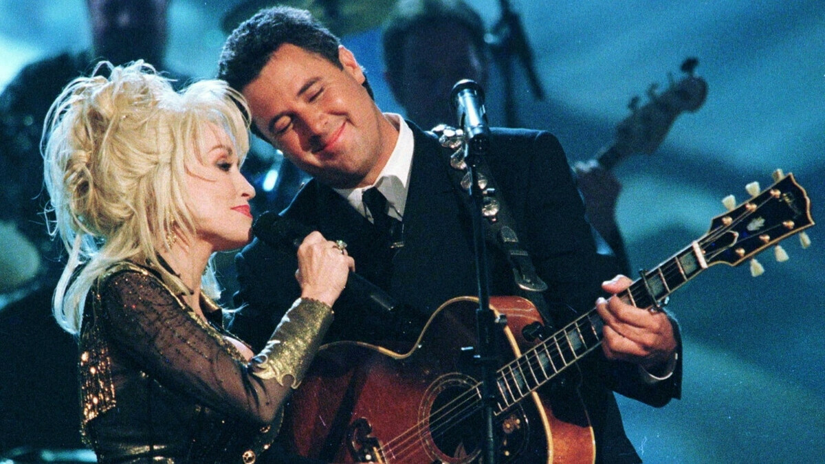 Dolly Parton y Vince Gill actuaron en los Premios de Música Country en Nashville el 22 de septiembre de 2026, donde fue inducida al Salón de la Fama d