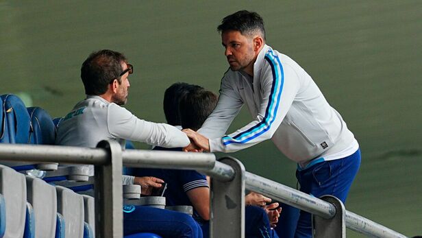 Larcamón saludando a Iván Alonso. (Foto: Imago7)