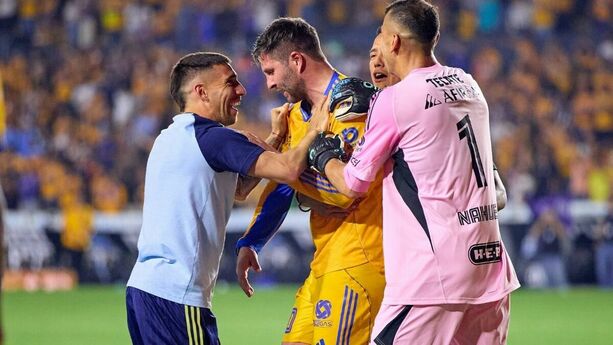 Tigres festejando con Gignac tras el gol en el Clásico Regio. (Foto: Mexsport)