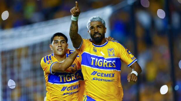 El 'Búfalo' Aguirre celebra la primera anotación de Tigres ante los Potros. FOTO: Imago7