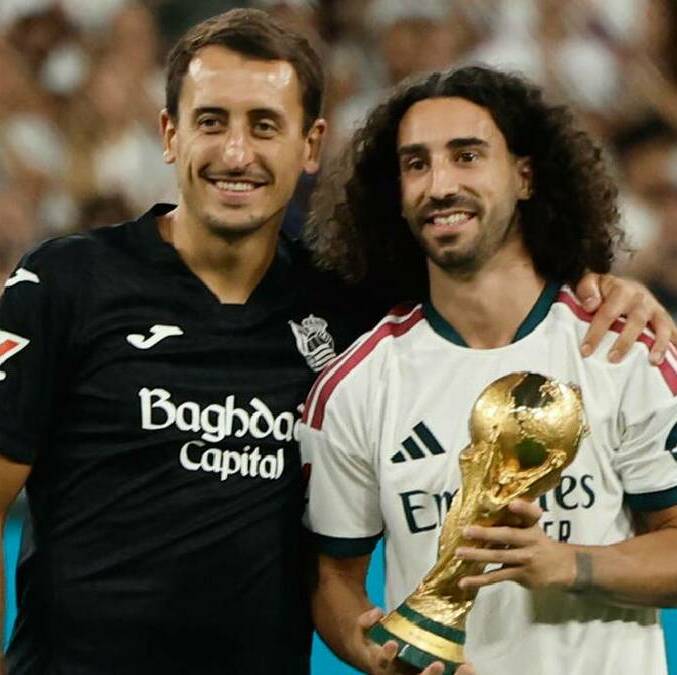 El defensa del Real Madrid, Marc Cucurella, y el delantero de la Real Sociedad, Mikel Oyarzabal, posan con la Copa del Mundo. FOTO: EFE