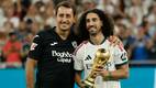 El defensa del Real Madrid, Marc Cucurella, y el delantero de la Real Sociedad, Mikel Oyarzabal, posan con la Copa del Mundo. FOTO: EFE