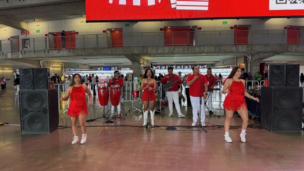 El baile nunca falta en el Estadio Akron (Cortesía)