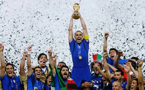 Fabio Cannavaro, excapitán de Italia, levantando la Copa en 2006. (Twitter)