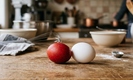 Hay un factor indispensable que marca la diferencia de precio del huevo rojo al huevo blanco. (Gemini AI)