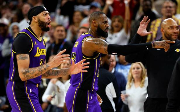 Las figuras de los Lakers no podían creer lo que estaba ocurriendo (Foto: AFP)