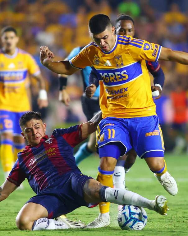 Juan Brunetta supera a un rival durante un partido entre los Tigres y Atlante. FOTO: Imago7