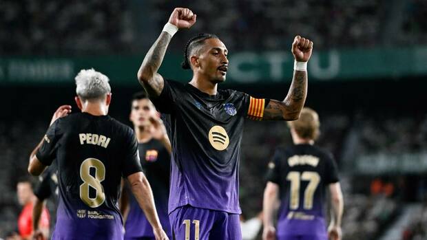 Raphinha estrenó el gafete de capitán con un gol (Reuters)