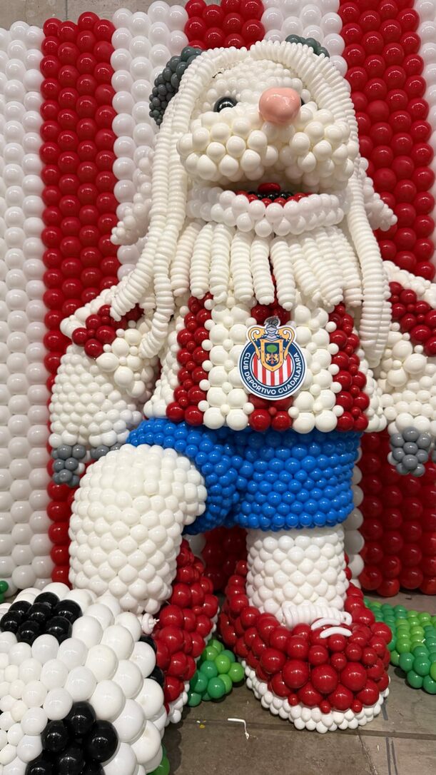 Replica de la macota de Chivas hecha con globos (Cortesía)