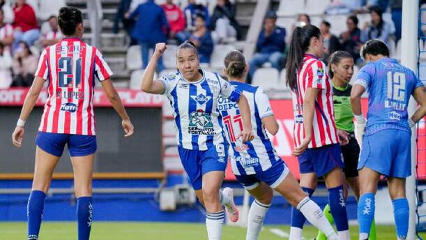 Charlyn Corral festeja su gol de penalti en el triunfo del Pachuca sobre Chivas Femenil. FOTO: Imago7