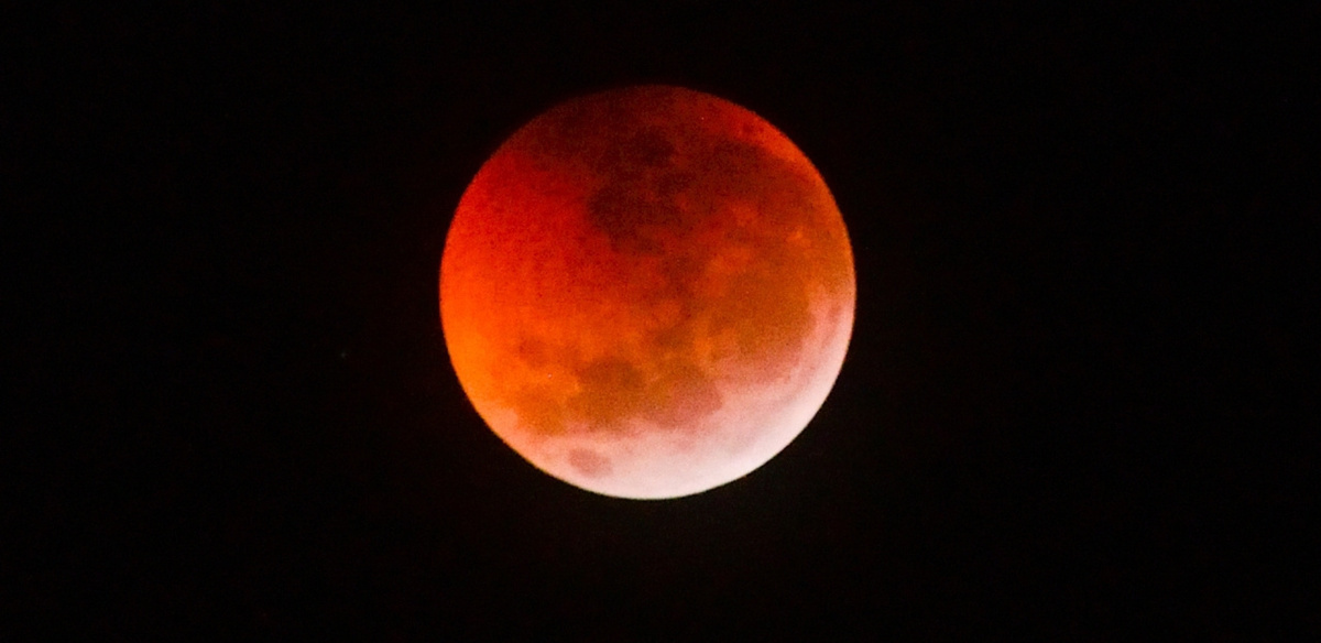 Conoce los horarios para que no te pierdas el Eclipse Lunar parcial de este 27 de agosto. (Canva)