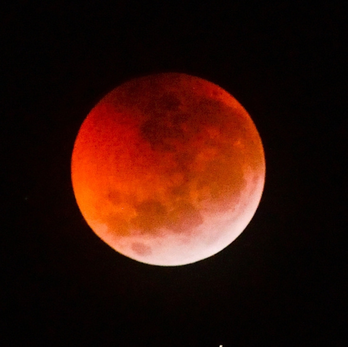 Conoce los horarios para que no te pierdas el Eclipse Lunar parcial de este 27 de agosto. (Canva)