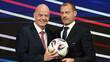 Gianni Infantino, presidente de la FIFA, y Aleksander Ceferin, presdeinte de la UEFA posan para la lente. FOTO: Reuters