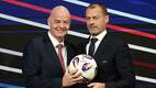Gianni Infantino, presidente de la FIFA, y Aleksander Ceferin, presdeinte de la UEFA posan para la lente. FOTO: Reuters