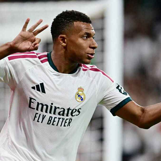 Kylian Mbappé hizo triplete ante la Real Sociedad (Reuters)
