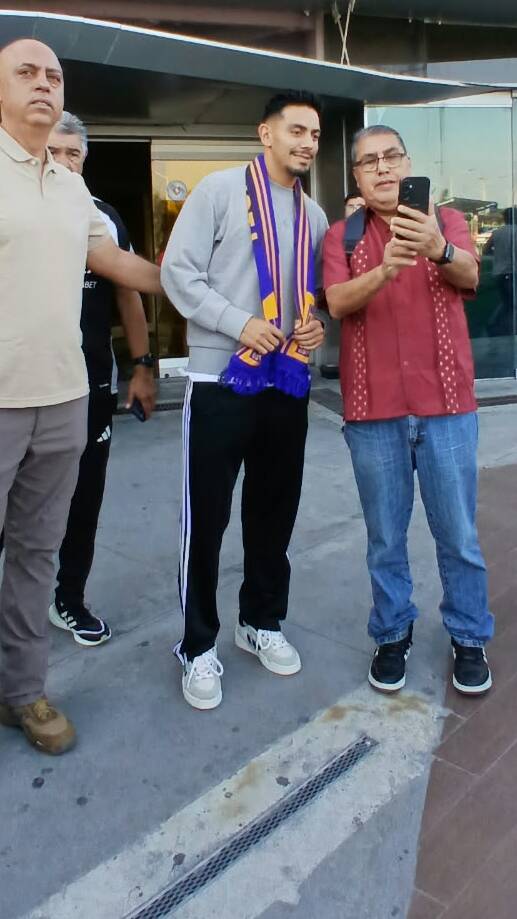 Repartiendo los primeros autógrafos como Tigre. (foto: Roberto Flores)