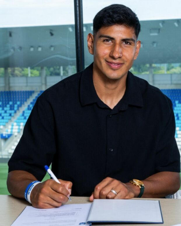 Armando León firmando con el NK Osijek. (Foto: @nkosijek y @armando.leonr)
