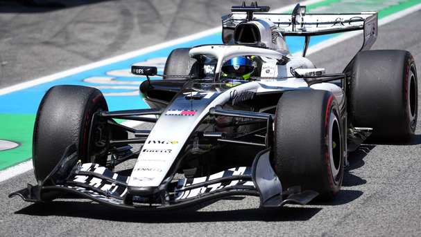 Checo Pérez de nuevo sufrió con su monoplaza. (Foto: Reuters)