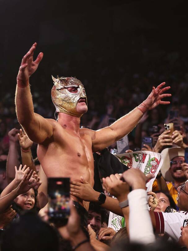 El Grande Americano recibe la ovación de la afición en su combate por las máscaras ante el Original Grande Americano. FOTO: elgrandeamericanowwe