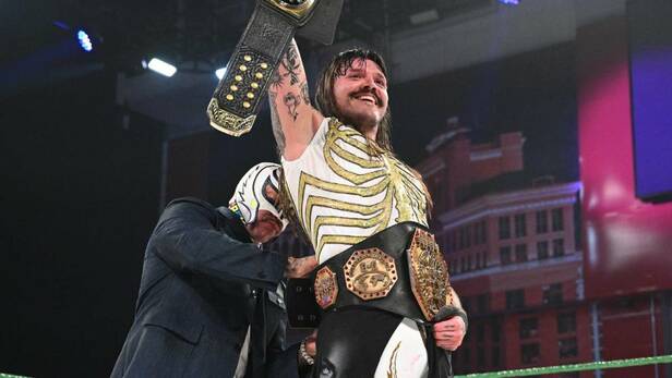 Rey Mysterio le colocó el título a Dominik Mysterio (WWE)