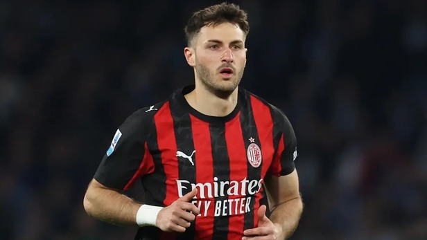Santi Gimenez, jugador mexicano del AC Milan (acmilan.com)